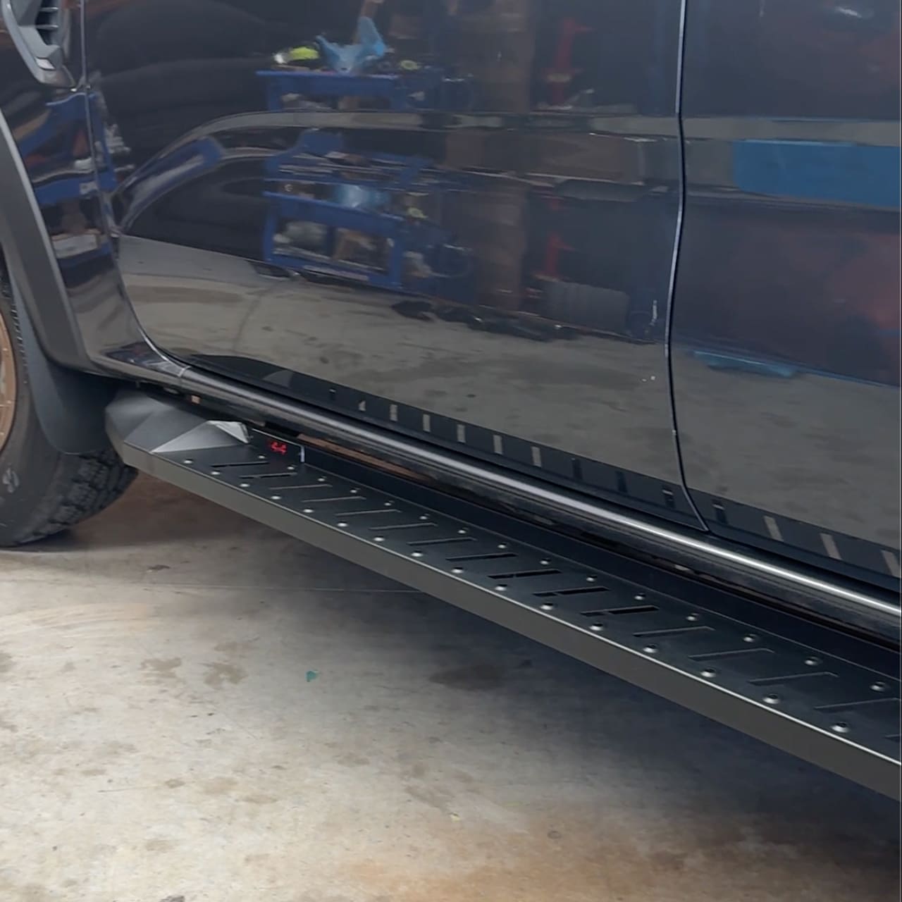 Close-up of the grated and dimpled grip surface of the ANTZ off-road running board